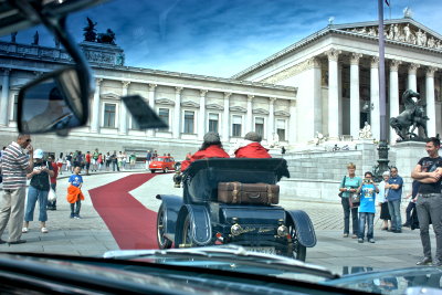 Impala hinter Oldtimer beu Auffahrt zu Parlament in Wien