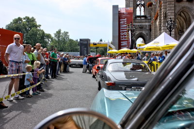 Oldtimer bei Start vor dem Rathaus in Wien